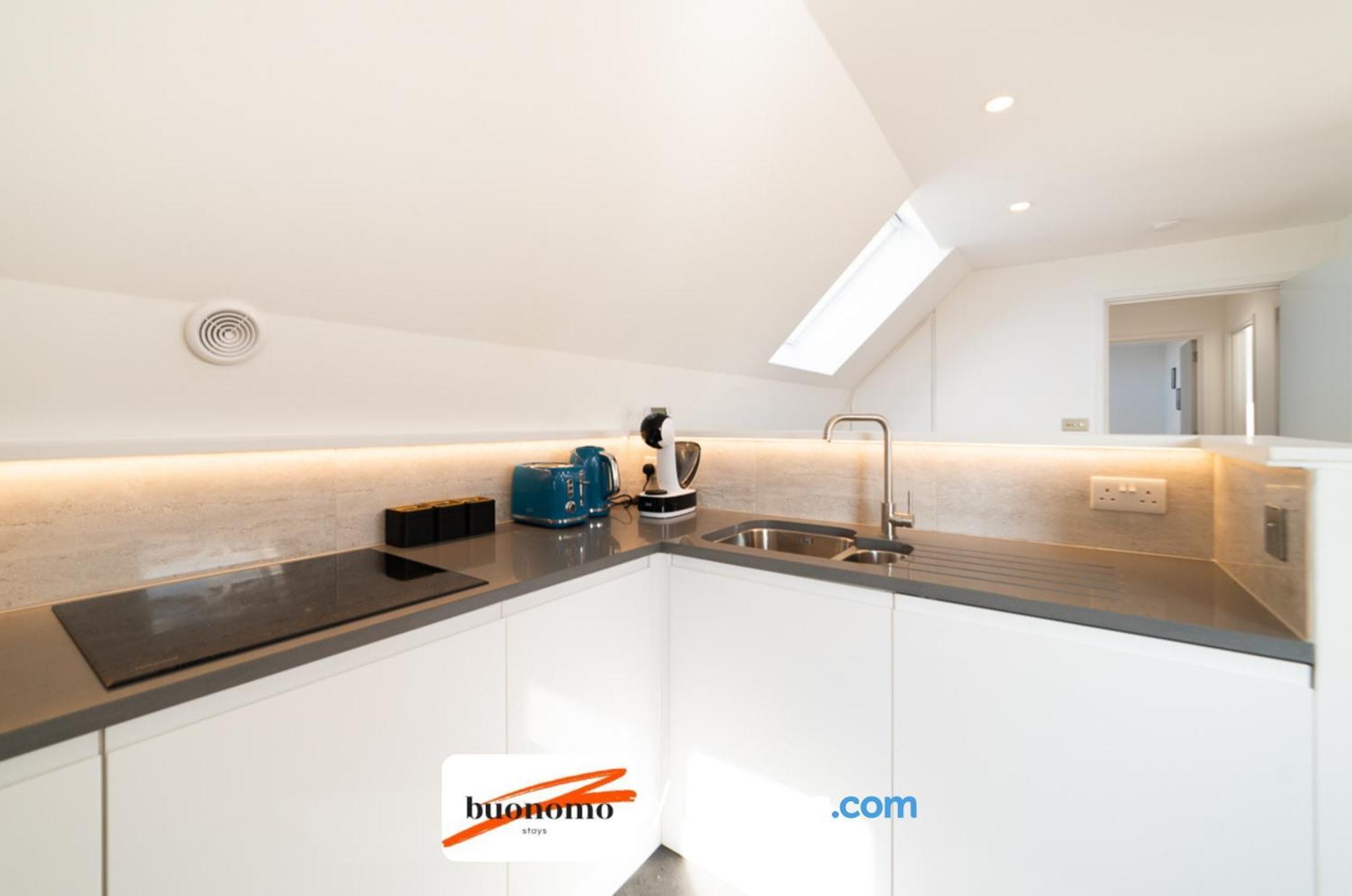 לונדון Two Bedroom Apartment At Buonomo Stays Short Lets & Serviced Accommodation מראה חיצוני תמונה