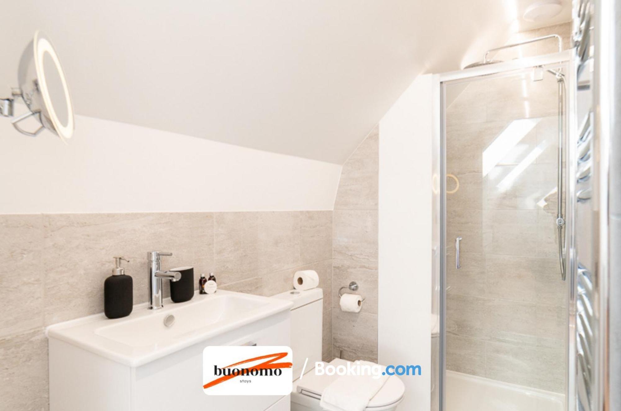 לונדון Two Bedroom Apartment At Buonomo Stays Short Lets & Serviced Accommodation מראה חיצוני תמונה