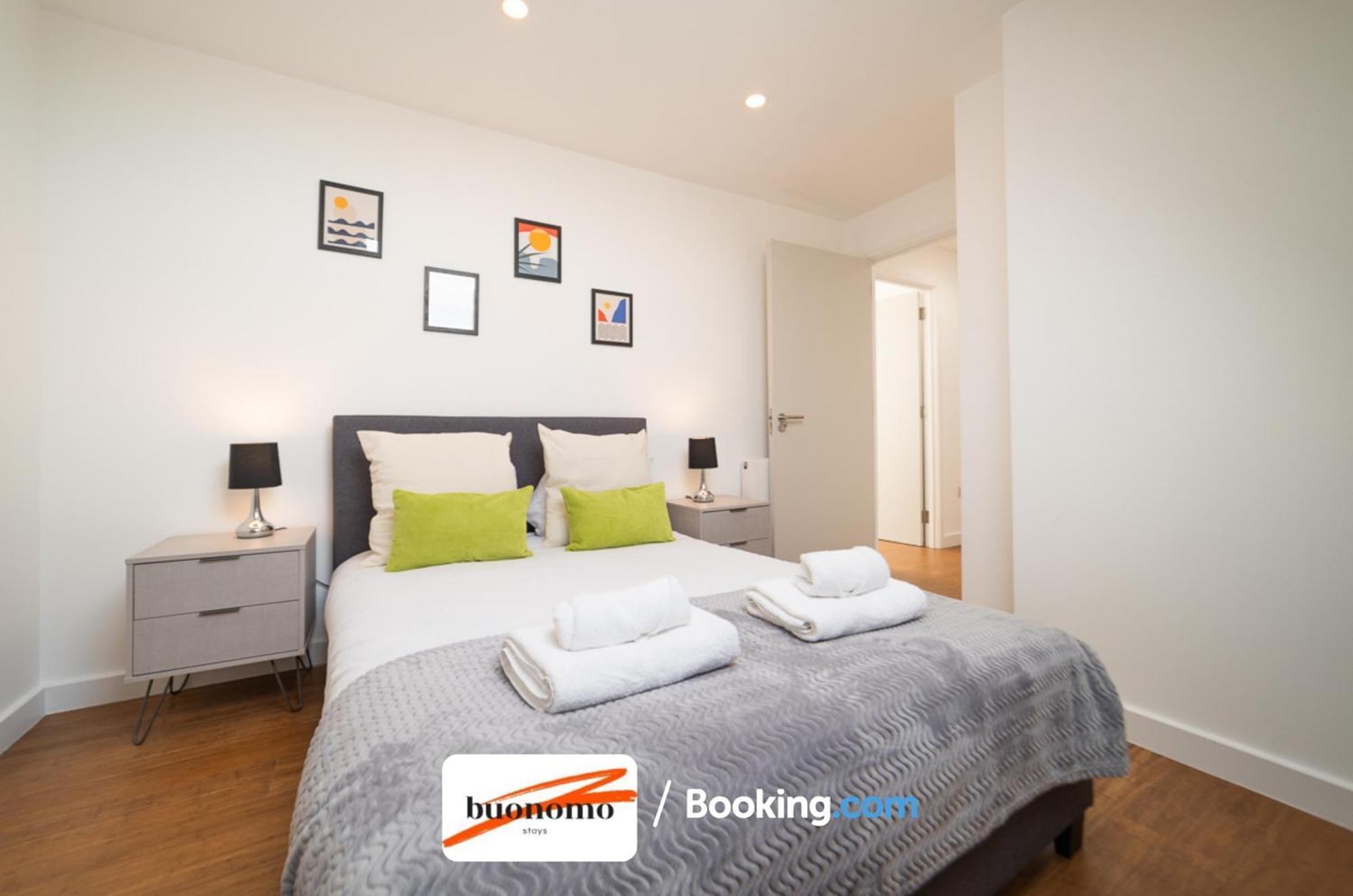 לונדון Two Bedroom Apartment At Buonomo Stays Short Lets & Serviced Accommodation מראה חיצוני תמונה