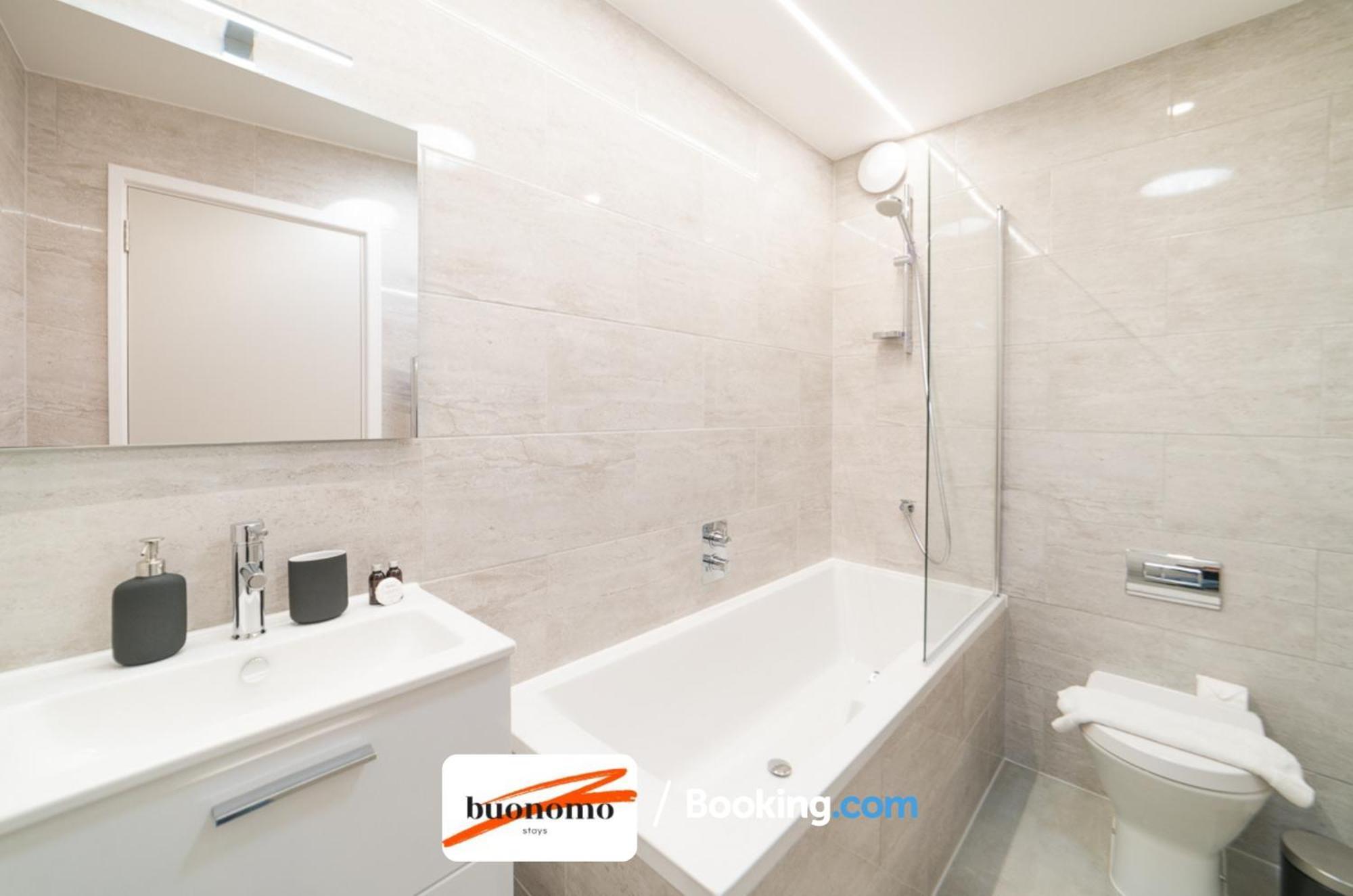 לונדון Two Bedroom Apartment At Buonomo Stays Short Lets & Serviced Accommodation מראה חיצוני תמונה