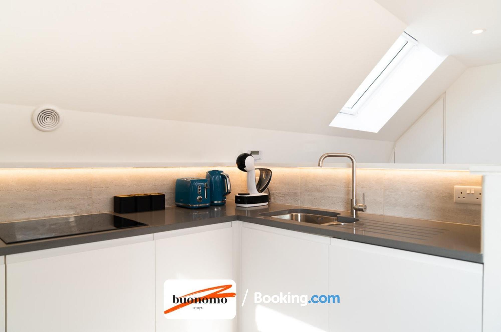 לונדון Two Bedroom Apartment At Buonomo Stays Short Lets & Serviced Accommodation מראה חיצוני תמונה